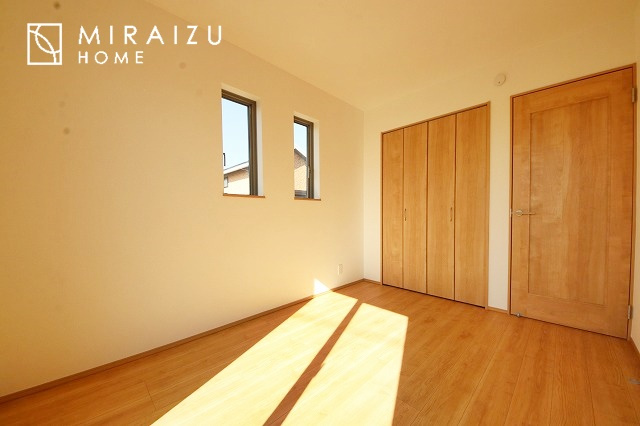 【洋室】 | 小鳥の鳴き声で目覚める朝、爽やかな風が入ります。太陽の陽射しでお洗濯物がカラッと乾き、気持ちの良い洋服とお布団で快適に過ごせます。