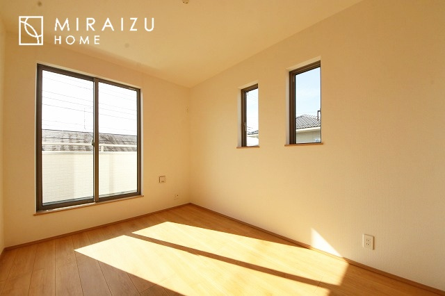 【収納】 | 収納あり、自然な採光ありの洋室。家族みんなが気持ち良く目覚められる、過ごしやすい主寝室などにもお勧め。もちろん、ペットもご一緒に。