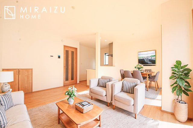 【居間・リビング】 | 大きな窓が特徴の南向きリビングでは、太陽光も沢山取り込むことが出来てお家の中にいても日光浴が可能ですね、開放的な空間です。インテリア選びも楽しそう、ご家族様で相談しながらインテリア配置も楽しみたいです