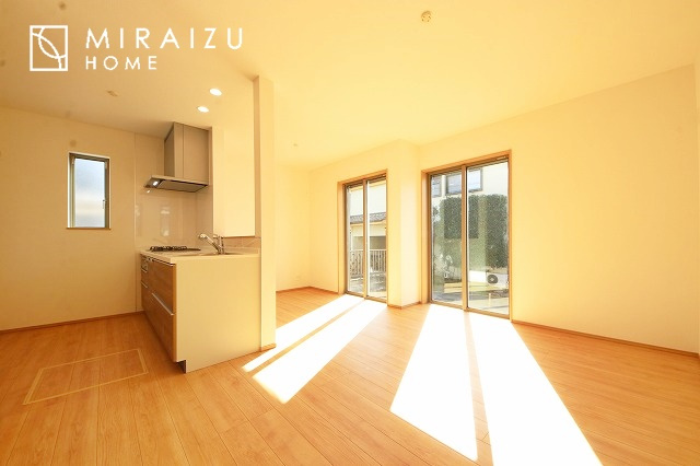 【居間・リビング】 | 陽当たりが心地の良いリビング空間です。日中はカーテンを開けて自然な光を取り込みリラックスして過ごしたいですね、照明器具もセンスの良いものを使いたいですね。
