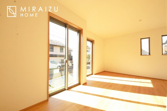 【居間・リビング】 | 明るい光が取り入れられる空間設計のリビングです。インテリア配置もしやすい間取りです。壁や床の色と合わせて落ち着いたインテリアも選びたいですね♪グリーンを飾っても素敵だと思います。
