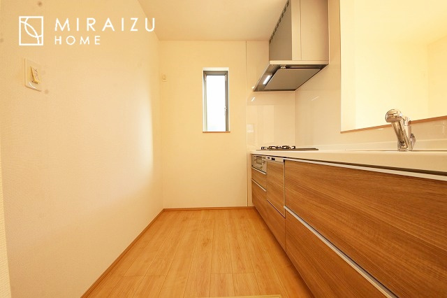 【キッチン】 | 洗練されたキッチンでは毎日の家事を少しでも楽に快適に工夫したいですね、大きいシンクではお皿洗いもストレスフリー、3口コンロでは要領よくお料理も可能です。レンジフードもお掃除がしやすい設計が嬉しい。
