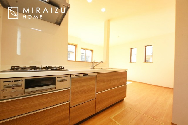 【キッチン】 | スッキリとした形が上品な広々ワイドキッチンです。レンジフードもすっきりとした造りなので圧迫感もございません。窓もあり明るい空間の中で毎日お料理することが可能です。収納スペースも広いのが嬉しいですね。
