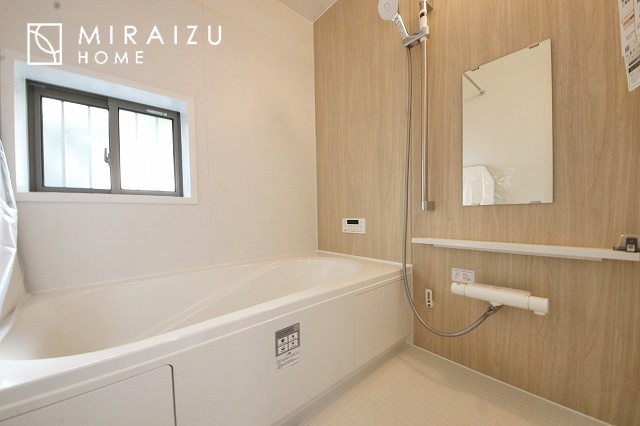 【浴室】 | 清潔感のあるホテルのような広い浴室が自慢です。疲れた日にはお湯をためてリラックスタイムを楽しみたいですね、今はスマホも防水の時代です、半身浴をしながら動画視聴、漫画視聴、楽しく過ごしたいですね^^
