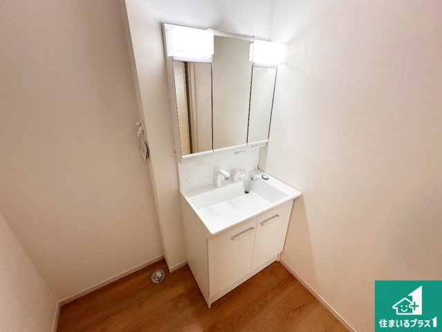 加古郡稲美町中村　第1期　新築一戸建ての独立洗面台|清潔感のある洗面台です。フラットな鏡は掃除がしやすく毎日清潔！鏡裏には収納があるのでスッキリとした洗面台が保てます。