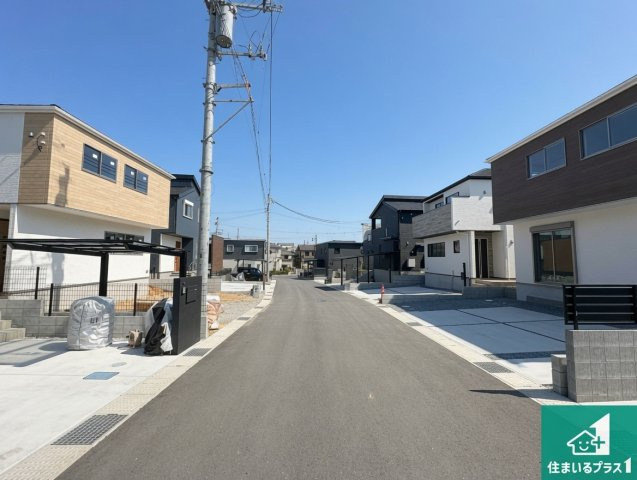 加古郡稲美町中村　第1期　新築一戸建ての前面道路含む現地写真|周辺は閑静な住宅街！前面道路広々で車の出し入れも便利です。駐車が苦手な方でも安心して車庫入れできます！