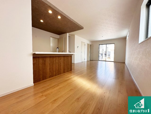 加古郡稲美町中村　第1期　新築一戸建ての居間・リビング|シンプルなリビングは、観葉植物等のインテリアを楽しめますね！パパ好みにも、ママ好みにも家具次第で雰囲気を変えることができます！