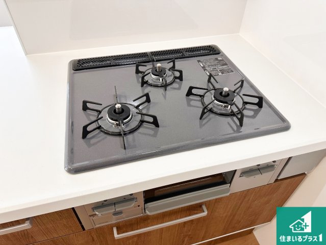 加古郡稲美町中村　第1期　新築一戸建ての設備|ダブル高火力Ｓｉセンサー付きコンロ！３口あるので、まとめて料理をする時も大活躍！ダブル高火力Ｓｉセンサー付きコンロ！３口あるので、まとめて料理をする時も大活躍！