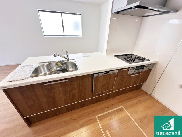 加古郡稲美町中村　第1期　新築一戸建てのキッチン|明るいリビングで朝の目覚めもスッキリできそう！対面キッチンでご家族のコミュニケーションも自然と増える設計！小さなお子様が遊ぶスペースを作っても広々とくつろげるLDK！