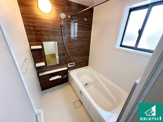 加古郡稲美町中村　第1期　新築一戸建ての浴室|足をゆったり伸ばして寛げる浴槽です。窓が設けられていますので差し込む光が明るく穏やかな雰囲気にしてくれます♪浴室乾燥機も設置しているので、雨の日の洗濯物も安心です♪