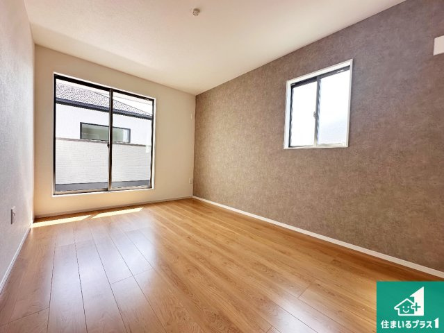 加古郡稲美町中村　第1期　新築一戸建ての洋室|寝室は心地よい眠りについてもらいたくて、シンプルかつ開放的な空間な設計にしています！大きな窓から差し込む日が心地いいです♪