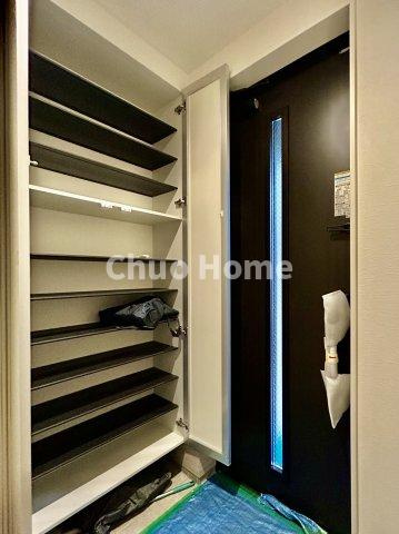 荒川区西尾久2丁目新築分譲住宅の玄関|【玄関】玄関には大型のシューズクローゼットを設置しておりますのでいつでもスッキリりとした空間を保てます。玄関周りを清潔に使うのはとても大事なことですよね。