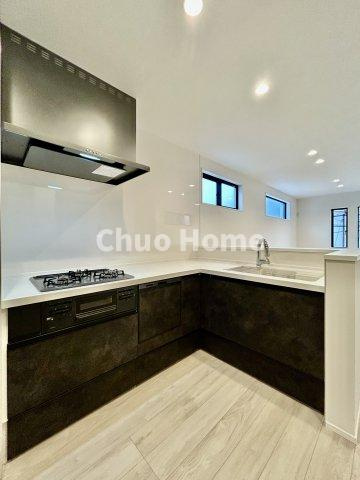 荒川区西尾久2丁目新築分譲住宅のキッチン|収納豊富なシステムキッチン