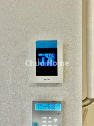 荒川区西尾久2丁目新築分譲住宅のセキュリティ|【モニターホン】誰が来たかすぐにわかるカラーモニター付きインターホン。通話ボタンを押すまでは室内の音は漏れていませんので相手を確かめてから応対できます。