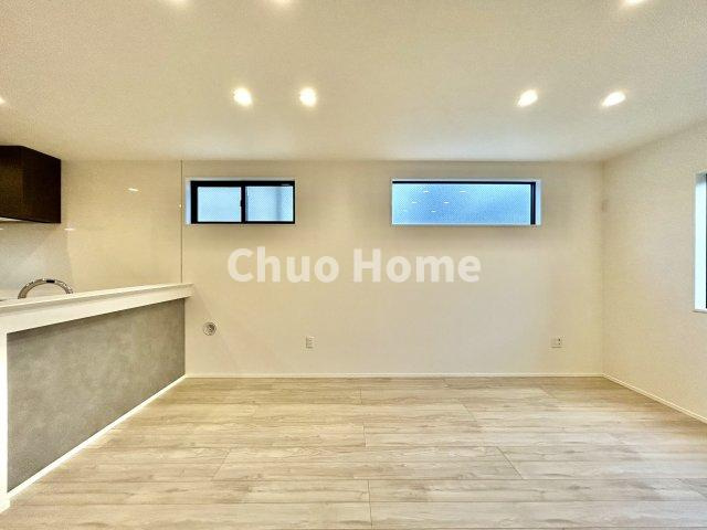 荒川区西尾久2丁目新築分譲住宅のキッチン|視界に広がりを生むオープンなキッチン。料理や片付けをしながら、家族との会話を楽しんだり、リビングで遊ぶ子どもを見守れます。ご見学時には家具の配置などもイメージしながらぜひご覧になって見て下さい。