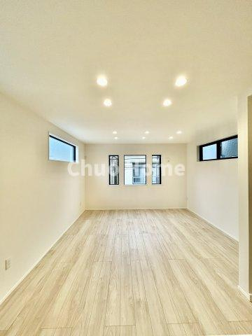 荒川区西尾久2丁目新築分譲住宅の居間・リビング|【リビングダイニング】一日の中で多くの時間を過すことになるリビングダイニングだからこそ、いつも穏やかな空間であることが必然。爽やかな通風と採光を存分に感じる事が出来る空間です。