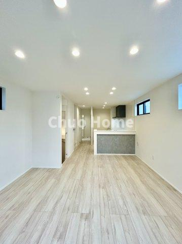 荒川区西尾久2丁目新築分譲住宅のダイニング|【ダイニング】忙しい朝でも、しっかり家族が揃って食事をして頂けるゆとりある大きさのダイニングスペース。奥様が作る手料理をカウンター越しに受けとって頂き、テーブルで囲む素敵な時間を存分に愉しんで下さい。