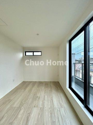 荒川区西尾久2丁目新築分譲住宅の寝室|【寝室】心と体をゆったりと安らげる主寝室。寝室のゆとりが大きい分だけ、暮らしの安らぎは深まります。一日の疲れを癒すだけでなく、ご夫婦の親密な語らいを紡ぎ出します