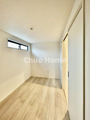 荒川区西尾久2丁目新築分譲住宅の子供部屋|【子供部屋】お子様を持つ家庭の約6割が「家族や子どものため」に購入を希望。入学後の転校を避け、広い空間でのびのび育てたいなどの親心が、家探しのきっかけになっているようです。