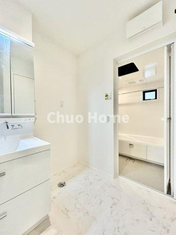 荒川区西尾久2丁目新築分譲住宅のランドリースペース|【ランドリースペース】担当者がスケールを持ち歩いておりますので、ご見学時には現在お使いの洗濯機などがきちんと収まるかなどもチェックして下さい。見学前に測っておくと非常に便利だと思います。