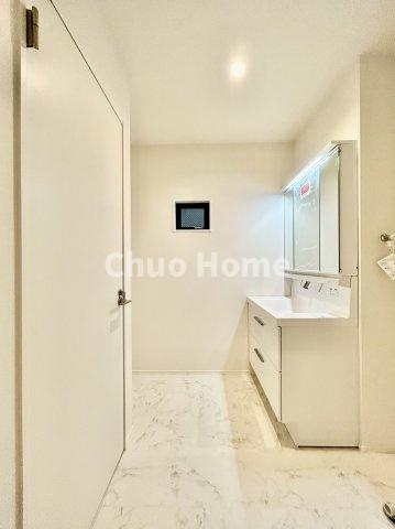 荒川区西尾久2丁目新築分譲住宅の脱衣所|【洗面所】明るい洗面所は朝をすっきりさせてくれる空間です。バタバタしている忙しい朝でも収納が多い洗面台では短い時間で効率良く支度ができます。