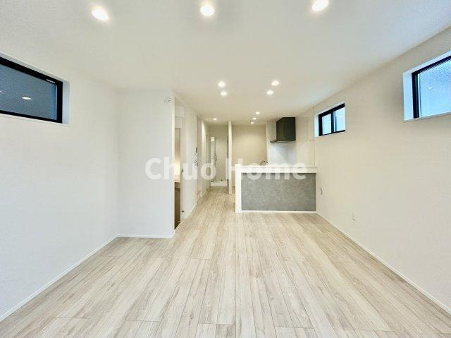 荒川区西尾久2丁目新築分譲住宅の居間・リビング|【居間・リビング】「ＬＤＫは家族団らんをデザイン」広いＬＤＫでは家族が集まり一緒の時間を過ごせる工夫がされております。何気ない一日の当たり前のひとコマがいつか一生の宝物になります