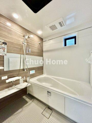 荒川区西尾久2丁目新築分譲住宅の浴室|【バスルーム】暖房換気乾燥機付きシステムバスルーム。暖房・冷風・換気・乾燥など、毎日を快適に過ごせるうれしい機能が揃っています。雨の日の洗濯物も安心です。