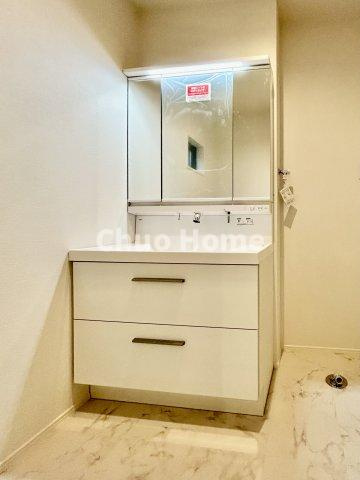 荒川区西尾久2丁目新築分譲住宅の独立洗面台|【洗面化粧台】洗面化粧台には三面鏡を採用。身だしなみを整えやすい事はもちろんですが、鏡の後ろに収納スペースを設ける事により、散らかりやすい洗面スペースをすっきりさせる事が出来るのも嬉しいですね