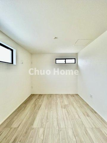 荒川区西尾久2丁目新築分譲住宅の洋室|【洋室】快適に過ごす条件は、一人ひとり違います。だからこそ飾り過ぎないシンプルな内装と偏り過ぎないデザインで統一しております。居住していく中でオーナー様だけの【マイホーム】に創り上げて下さい