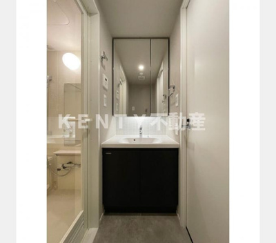 【独立洗面台】 | Ｔｈｅ Ａｉｇｒｅｔｔｅ Ｍｉｎａｍｉ‐Ｋａｍａｔａ | 独立洗面台、小物を置くことができて便利です