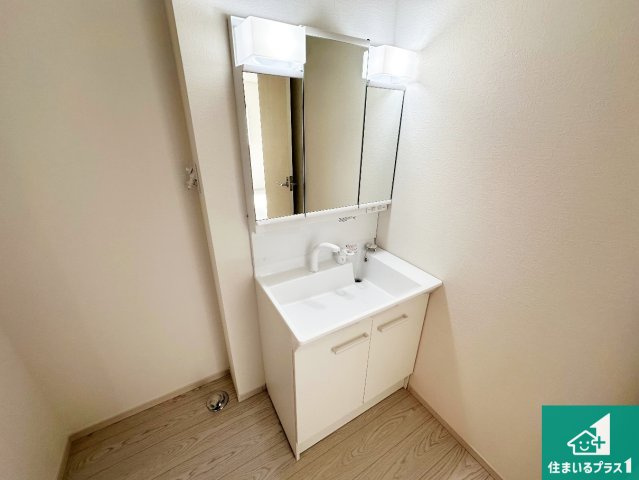 加古郡稲美町中村　第1期　新築一戸建ての独立洗面台|清潔感のある洗面台です。フラットな鏡は掃除がしやすく毎日清潔！鏡裏には収納があるのでスッキリとした洗面台が保てます。