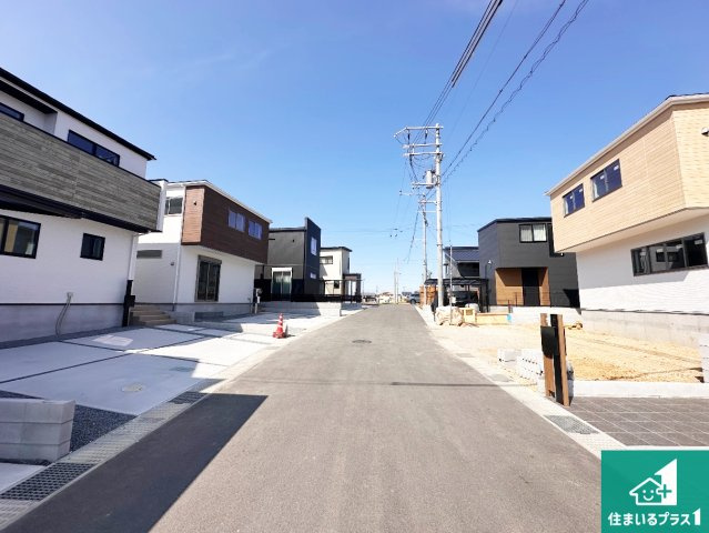 加古郡稲美町中村　第1期　新築一戸建ての前面道路含む現地写真|周辺は閑静な住宅街！前面道路広々で車の出し入れも便利です。駐車が苦手な方でも安心して車庫入れできます！