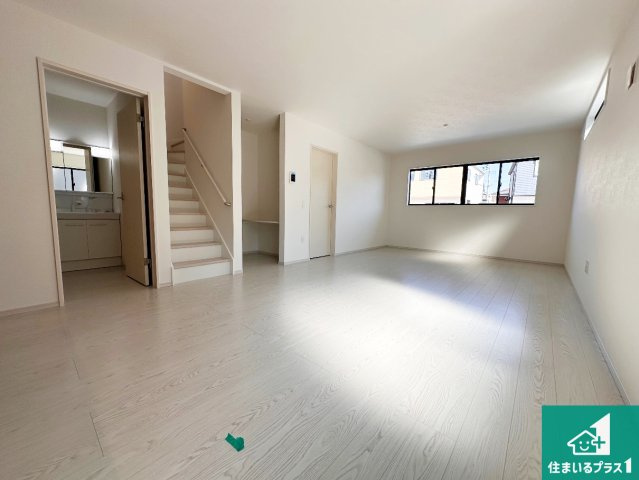 加古郡稲美町中村　第1期　新築一戸建ての居間・リビング|日当たり良好の明るいリビングで朝の目覚めもスッキリできそう！対面キッチンでご家族のコミュニケーションも自然と増える設計！小さなお子様が遊ぶスペースを作っても広々とくつろげるLDK！