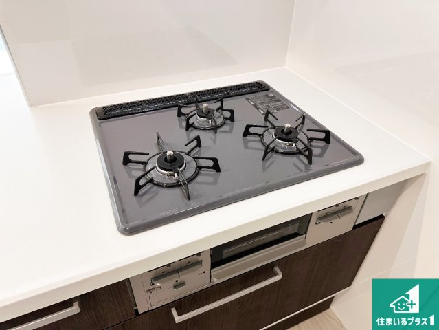 加古郡稲美町中村　第1期　新築一戸建ての設備|ダブル高火力Ｓｉセンサー付きコンロ！３口あるので、まとめて料理をする時も大活躍！