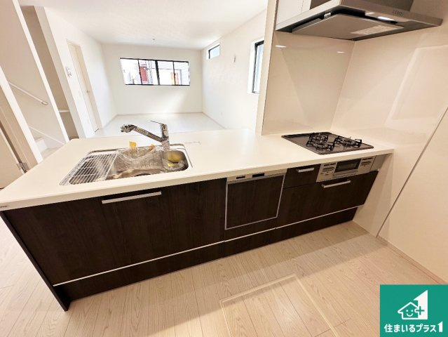 加古郡稲美町中村　第1期　新築一戸建てのキッチン|リビングと統一感があり、使い勝手のいいキッチン。広々としているので、二人並んで作業が出来ちゃいます。お子様と一緒に色々なお料理に挑戦できるスペースがあります。