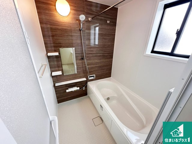 加古郡稲美町中村　第1期　新築一戸建ての浴室|足をゆったり伸ばして寛げる浴槽です。窓が設けられていますので差し込む光が明るく穏やかな雰囲気にしてくれます♪浴室乾燥機も設置しているので、雨の日の洗濯物も安心です♪