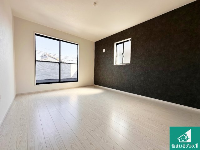 加古郡稲美町中村　第1期　新築一戸建ての洋室|寝室は心地よい眠りについてもらいたくて、シンプルかつ開放的な空間な設計にしています！大きな窓から差し込む日が心地いいです♪