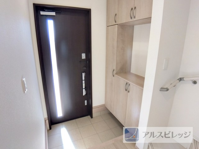 新築/新座市大和田5丁目　の玄関|収納もある玄関です