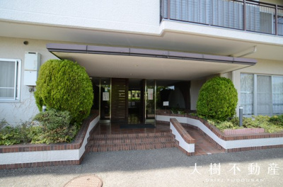 【エントランス】 | 海老名かしわ台パークハイツ　10階　３LDK　リフォーム済み　 | 宅地建物取引士による不動産のご説明・現地のご案内、住宅金融普及協会住宅ローンアドバイザーが住宅ローンのアドバイスから融資実行までのお手伝いをしっかりサポートします♪