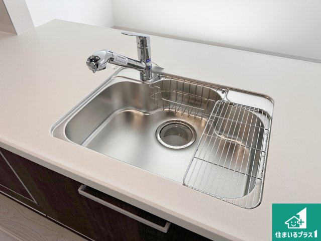 加古郡稲美町中村　第1期　新築一戸建ての独立洗面台|清潔感のある洗面台です。フラットな鏡は掃除がしやすく毎日清潔！ホースは引き出して使えるので洗顔やお掃除の際に便利です！