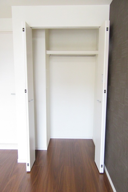 オクド　テラスの収納|お洋服の掛けられるレール付きのクローゼットです♪