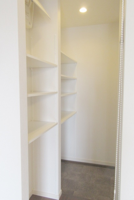 オクド　テラスの玄関|玄関に便利な収納スペースあります♪