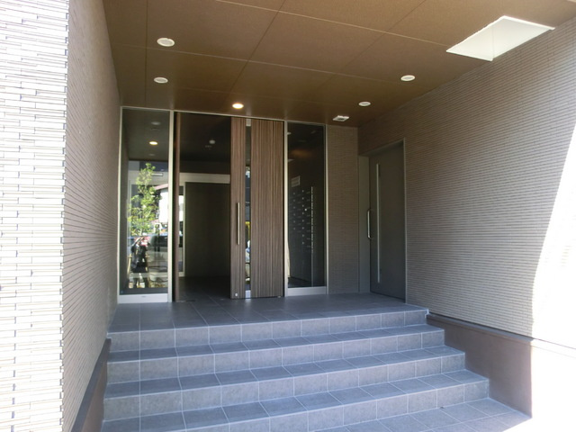 オクド　テラスのエントランス|重厚感のあるエントランススペース。