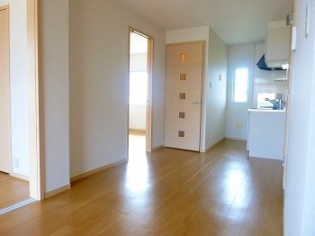 【居間・リビング】 | メゾンシャングリラ | こちらの居間で趣味の時間をお楽しみください