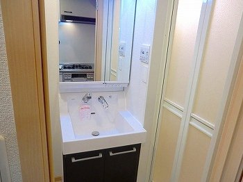 【洗面所】 | アクロポリスⅤ | 広い洗面スペース