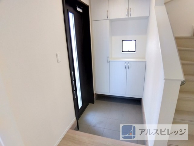 新築/新座市大和田5丁目　の玄関|収納もある玄関です