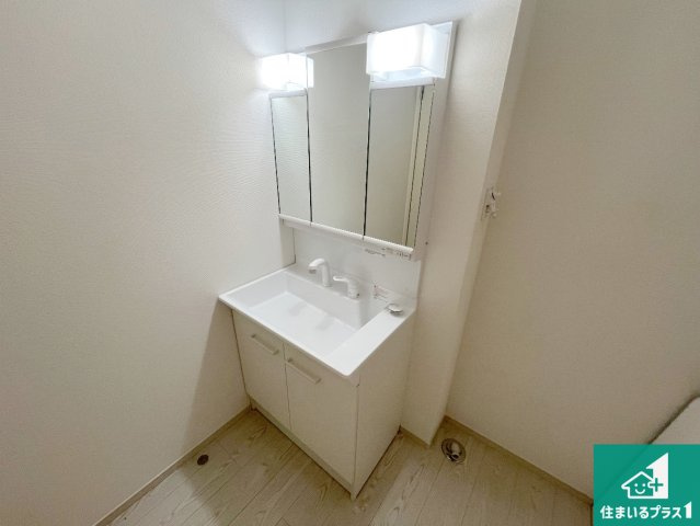 姫路市広畑区才　第2期　新築一戸建ての独立洗面台|清潔感のある洗面台です。フラットな鏡は掃除がしやすく毎日清潔！鏡裏には収納があるのでスッキリとした洗面台が保てます。
