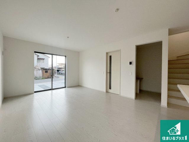 姫路市広畑区才　第2期　新築一戸建ての居間・リビング|日当たり良好の明るいリビングで朝の目覚めもスッキリできそう！対面キッチンでご家族のコミュニケーションも自然と増える設計！小さなお子様が遊ぶスペースを作っても広々とくつろげるLDK！