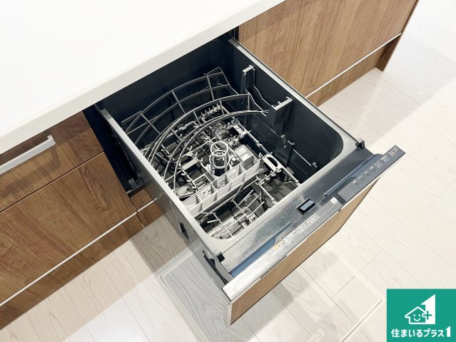 姫路市広畑区才　第2期　新築一戸建ての設備|食事後の一仕事、食器洗いをボタン一つでお任せできちゃいます！場所を取らないビルトイン式なので、お料理スペースもしっかり確保！