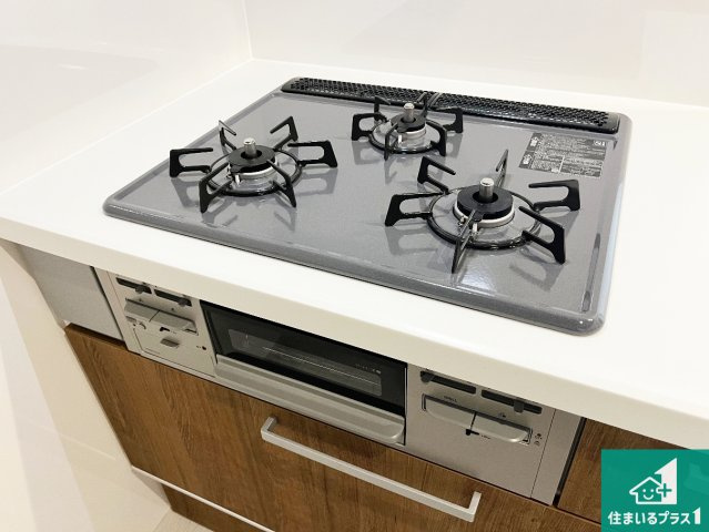 姫路市広畑区才　第2期　新築一戸建ての設備|ダブル高火力Ｓｉセンサー付きコンロ！３口あるので、まとめて料理をする時も大活躍！